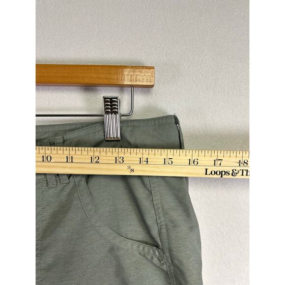 The North Face woman gray cargo shorts size 4 camping hiking
￼ - Picture 9 of 10